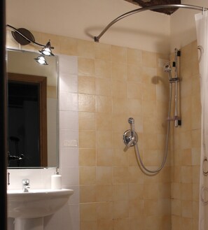 Classic Double or Twin Room, Garden View | Bathroom - Ai Chiosi (Pontremoli)