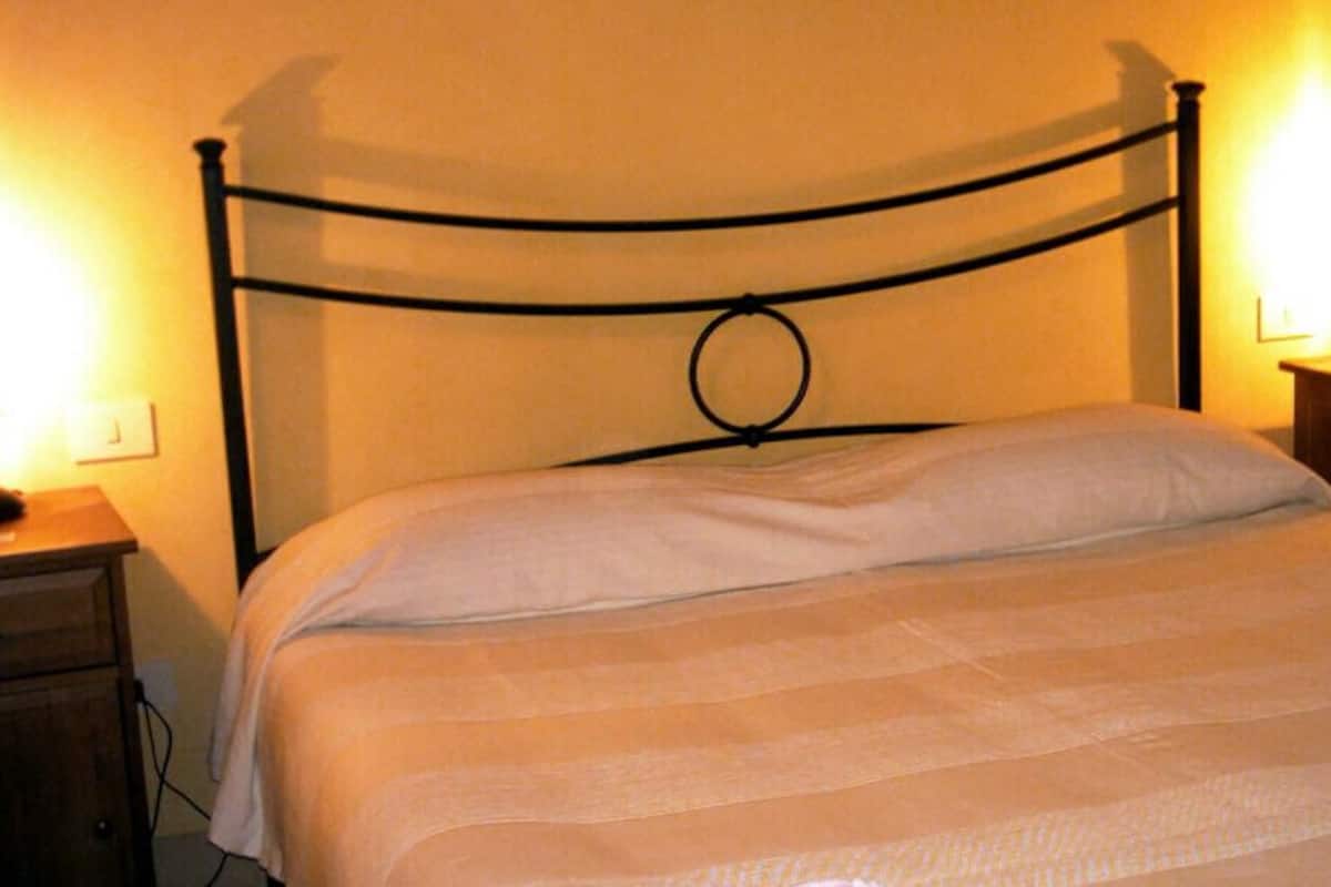 Classic-Doppel- oder -Zweibettzimmer, Gartenblick | Kostenloses WLAN, Bettwäsche