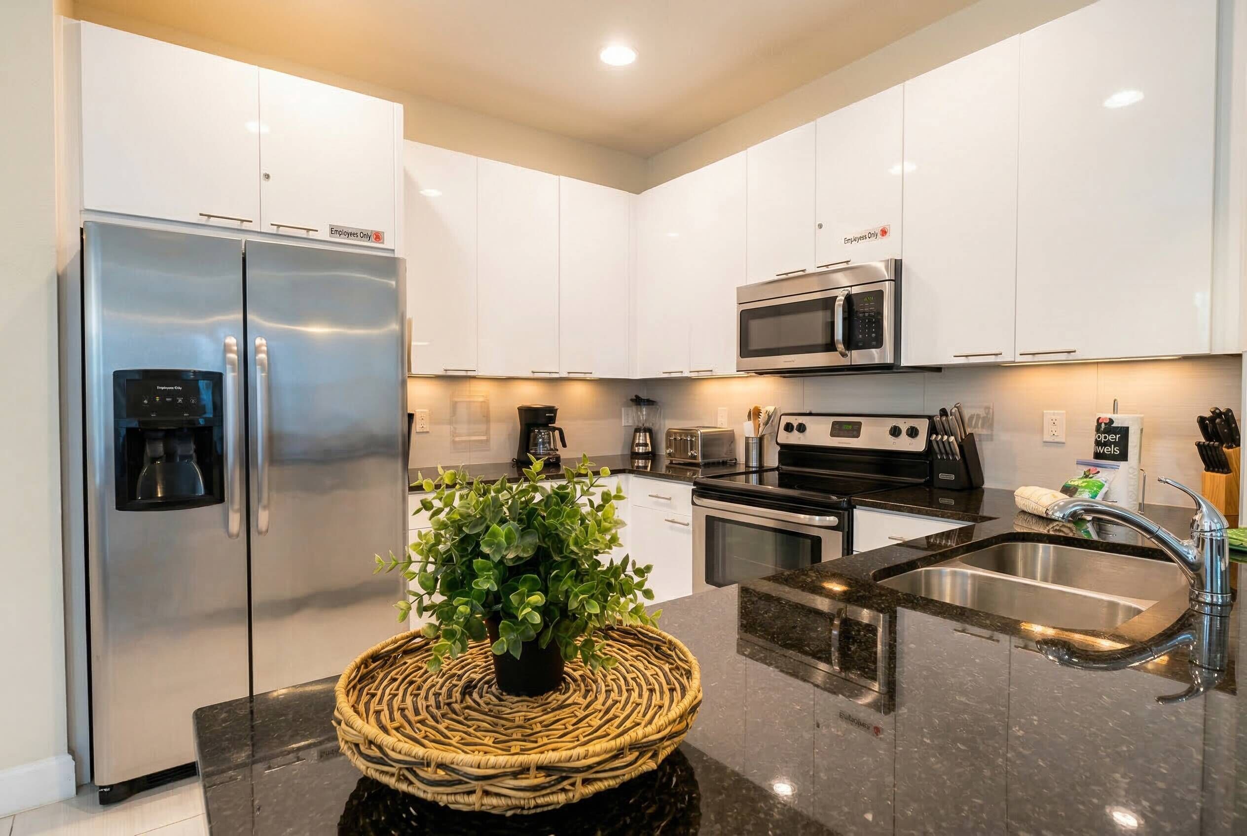 Kylskåp, mikrovågsugn, ugn och spishäll