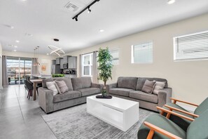 TV - Luxury 5BR Home w/ Pool at Windsor Island (Davenport)