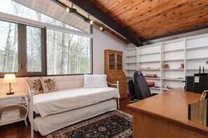 Desk, iron/ironing board, free WiFi, bed sheets - Ski, Hike & Explore-Waitsfield Retreat Near Sugarbush (Waitsfield)