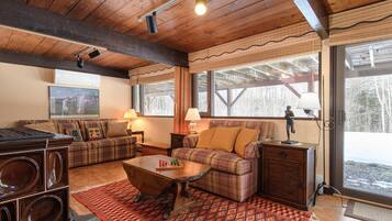 TV connectée, livres, espaces bureaux, imprimantes