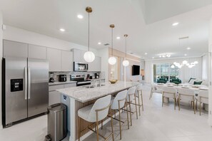 Fridge, microwave, oven, stovetop - Family 7BR Villa Near Disney & Parks (Clermont)