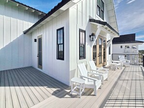 Terrace/patio - Sand & Stories: Rooftop Deck, Pet-Friendly, Sleeps 16, Sugar Sands Community (Mexico Beach)