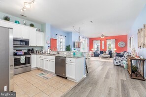 Private kitchen - Beach & Bay at Five Points-3 BR/2BA Pet Friendly Condo-Pool, Tennis & Pickleball (Lewes)