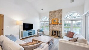 TV connectée, cheminée, chaîne hi-fi