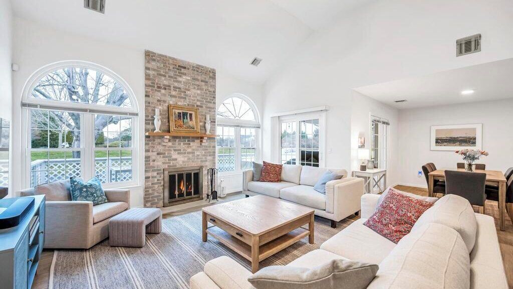 Smart TV, fireplace, stereo