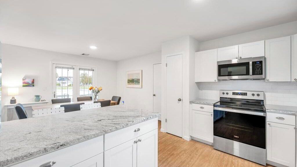 Micro-ondes, four, plaque de cuisson, cafetière/bouilloire