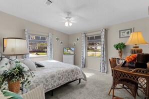 Desk, iron/ironing board, free WiFi, bed sheets - Lake Paradise 2B/2B Home in Village of Orange Blossom Gardens (The Villages)