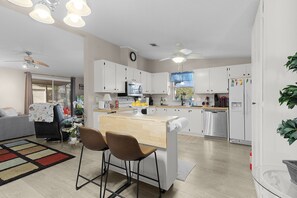 Kylskåp, mikrovågsugn, ugn och spishäll