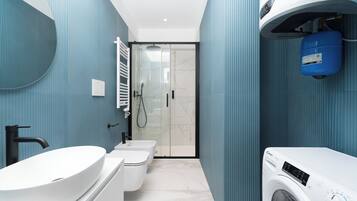 Comfort appartement, uitzicht op de stad | Badkamer | Een douche, een haardroger, een bidet, handdoeken