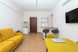 Appartamento Comfort, vista città | Area soggiorno | TV LED 32 pollici con canali digitali