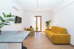 Appartement Confort, vue ville | Coin séjour | Télévision LED de 32 pouces avec chaînes numériques