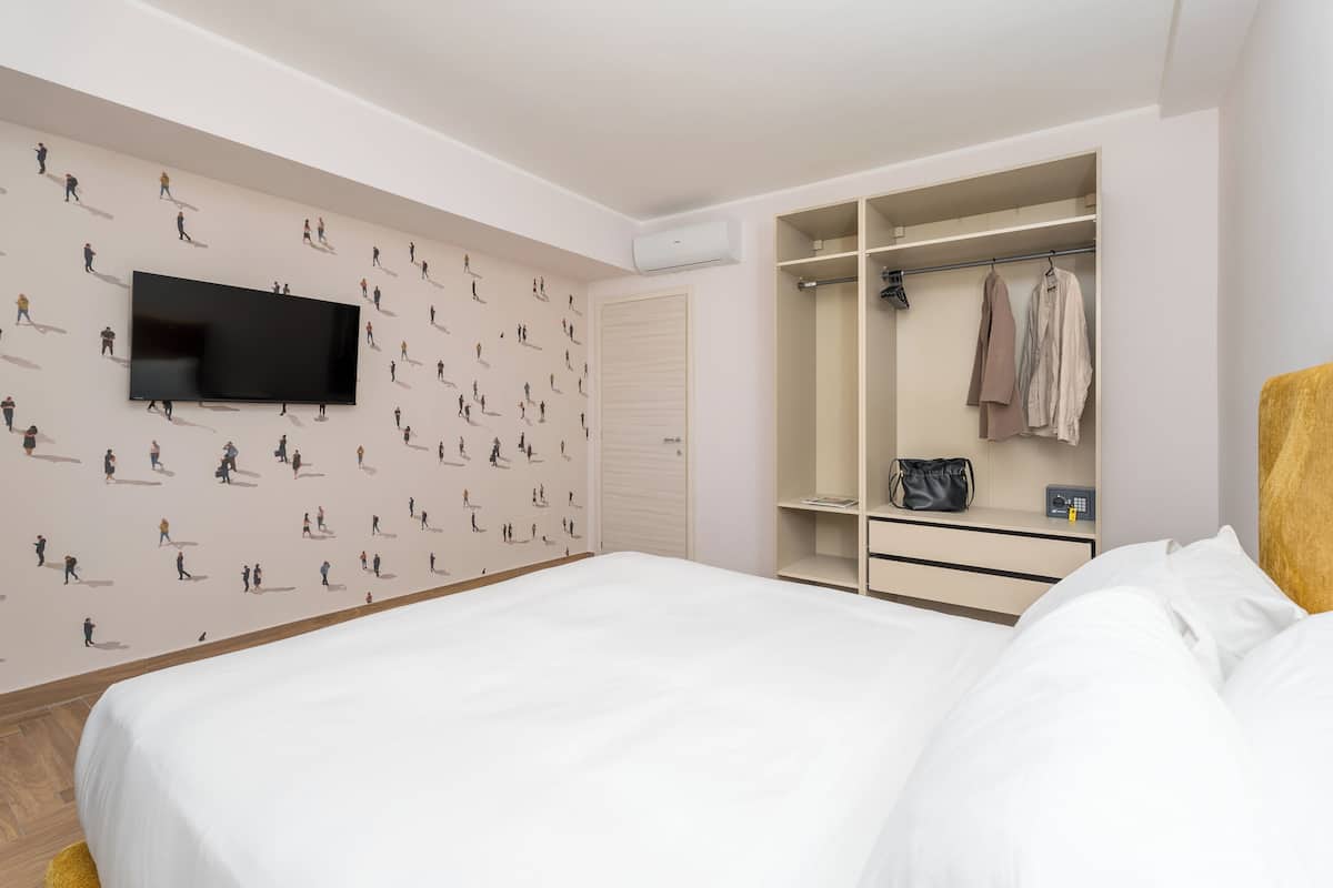 Appartamento Deluxe, vista mare parziale | Una cassaforte in camera, con stile personalizzato