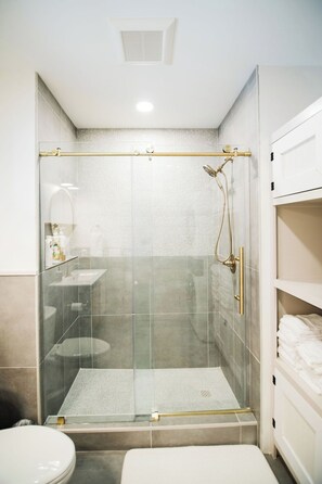 Shower, hair dryer, towels, soap - Designer Cottage, Hot Tub, Fire Pit, Family & Pet-Friendly, near beach! (Boyne City)