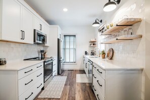 Fridge, microwave, oven, stovetop - Designer Cottage, Hot Tub, Fire Pit, Family & Pet-Friendly, near beach! (Boyne City)