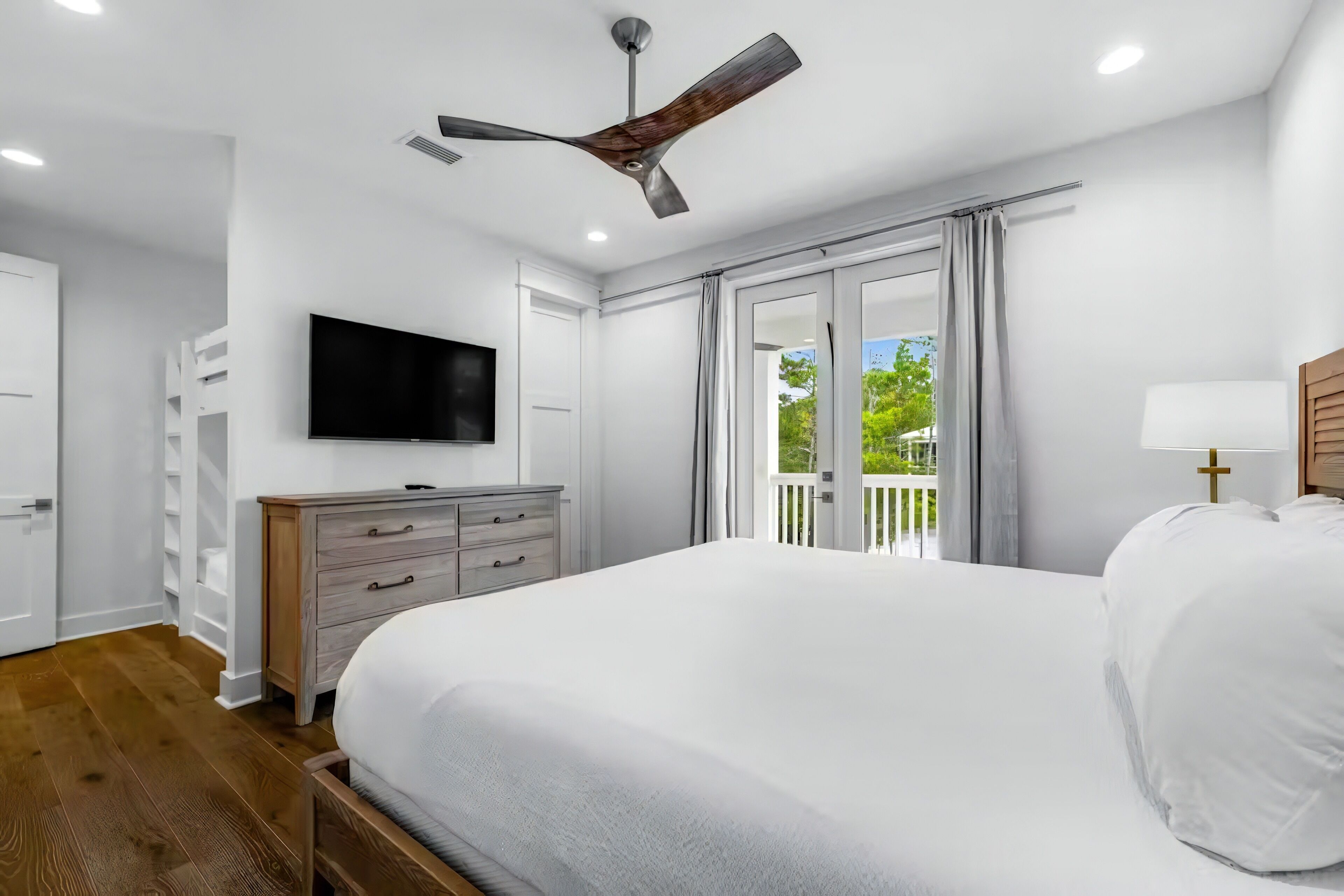 办公桌、熨斗/熨衣板、旅行婴儿床、免费 WiFi