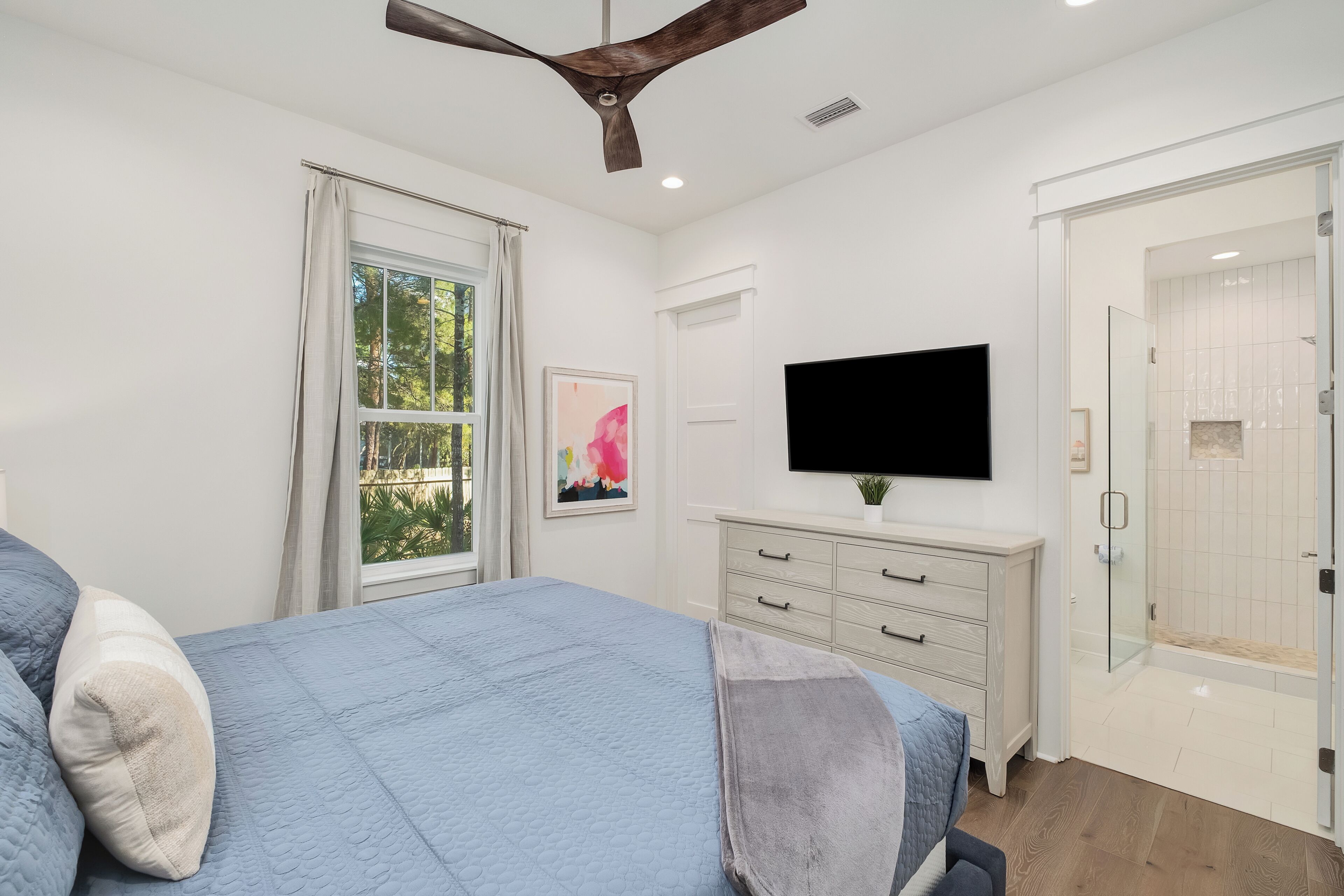 5 bedrooms, desk, iron/ironing board, travel crib