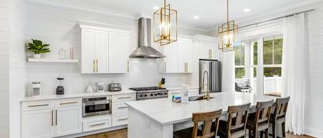 冷蔵庫、電子レンジ、オーブン、コンロ