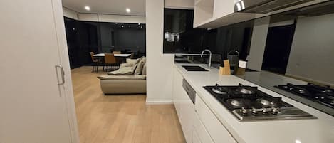 Refrigerador, microondas, horno y parrilla de estufa