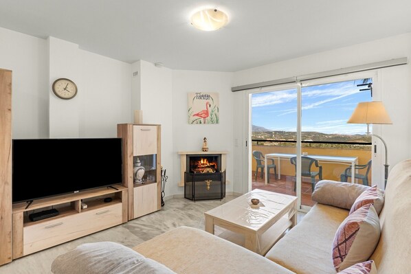 Een televisie en een open haard