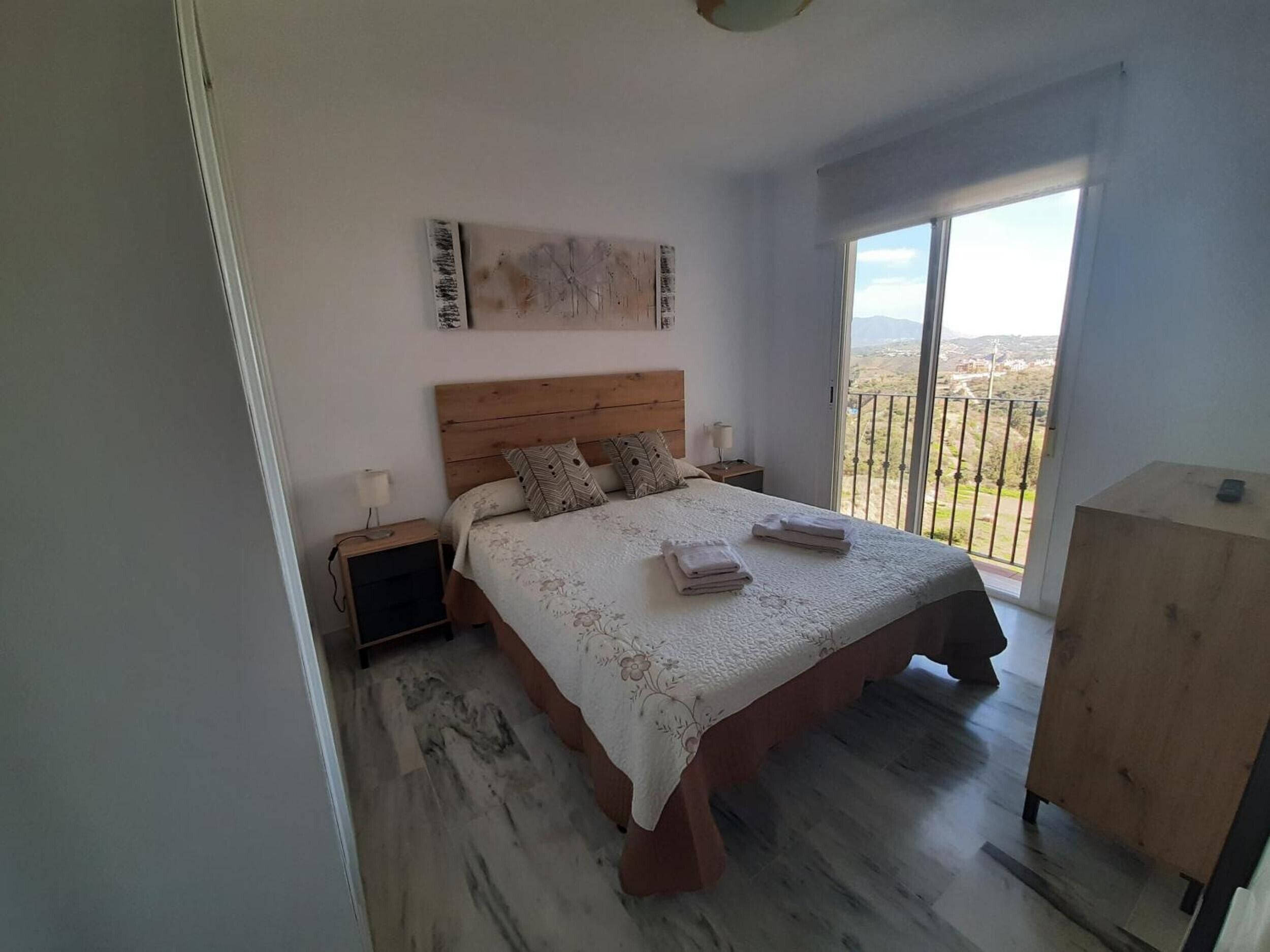 Een strijkplank/strijkijzer, wifi, beddengoed