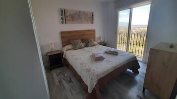 Een strijkplank/strijkijzer, wifi, beddengoed