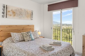 Tabla de planchar con plancha, wifi, ropa de cama