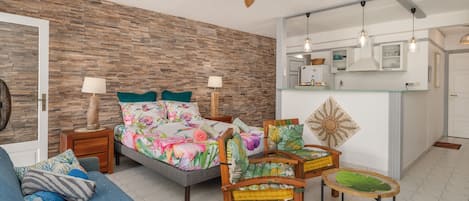 Een strijkplank/strijkijzer, gratis wifi, beddengoed