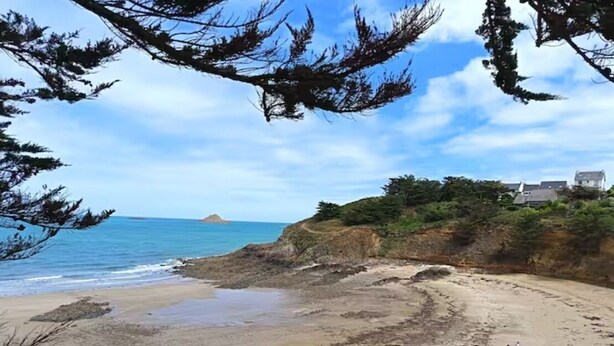 A beach with rocky terrain and a clear view of the sea. - La Croisée des Sentiers - Aperçu Vue Mer (Pléneuf-Val-André)