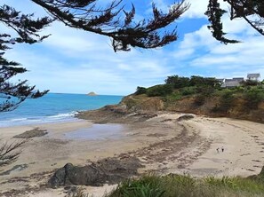 A beach with rocky terrain and a clear view of the sea. - La Croisée des Sentiers - Aperçu Vue Mer (Pléneuf-Val-André)