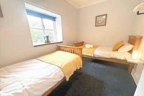 3 bedrooms, free WiFi, bed sheets - 3 Bed Harbour-view Cottage Sleeps 6 - Dog Friendly (New Quay)