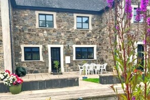Outdoor dining - 3 Bed Harbour-view Cottage Sleeps 6 - Dog Friendly (New Quay)