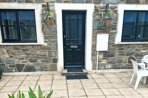3 Bed Harbour-view Cottage Sleeps 6 - Dog Friendly