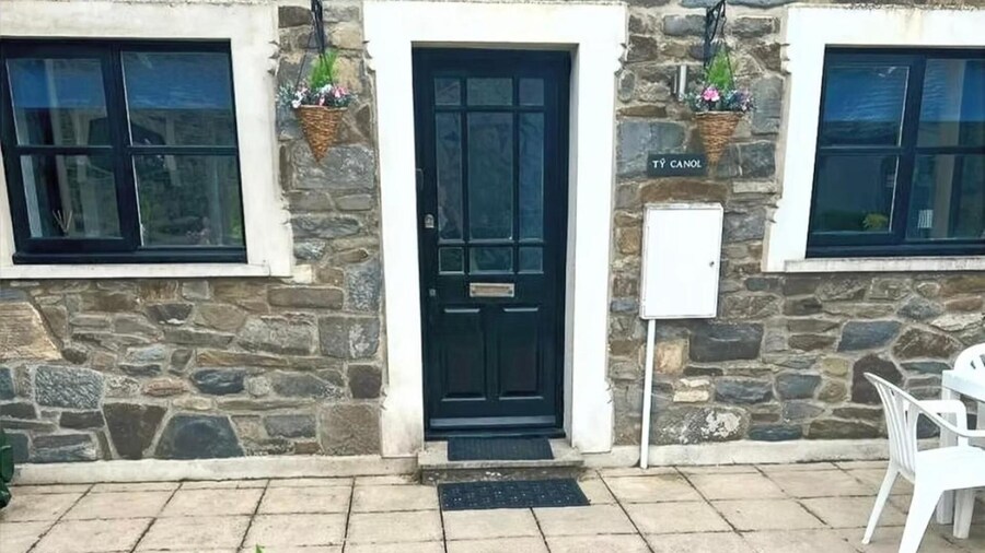 3 Bed Harbour-view Cottage Sleeps 6 - Dog Friendly