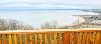 3 Bed Cottage Sleeps 6 - Dog Friendly - Patio