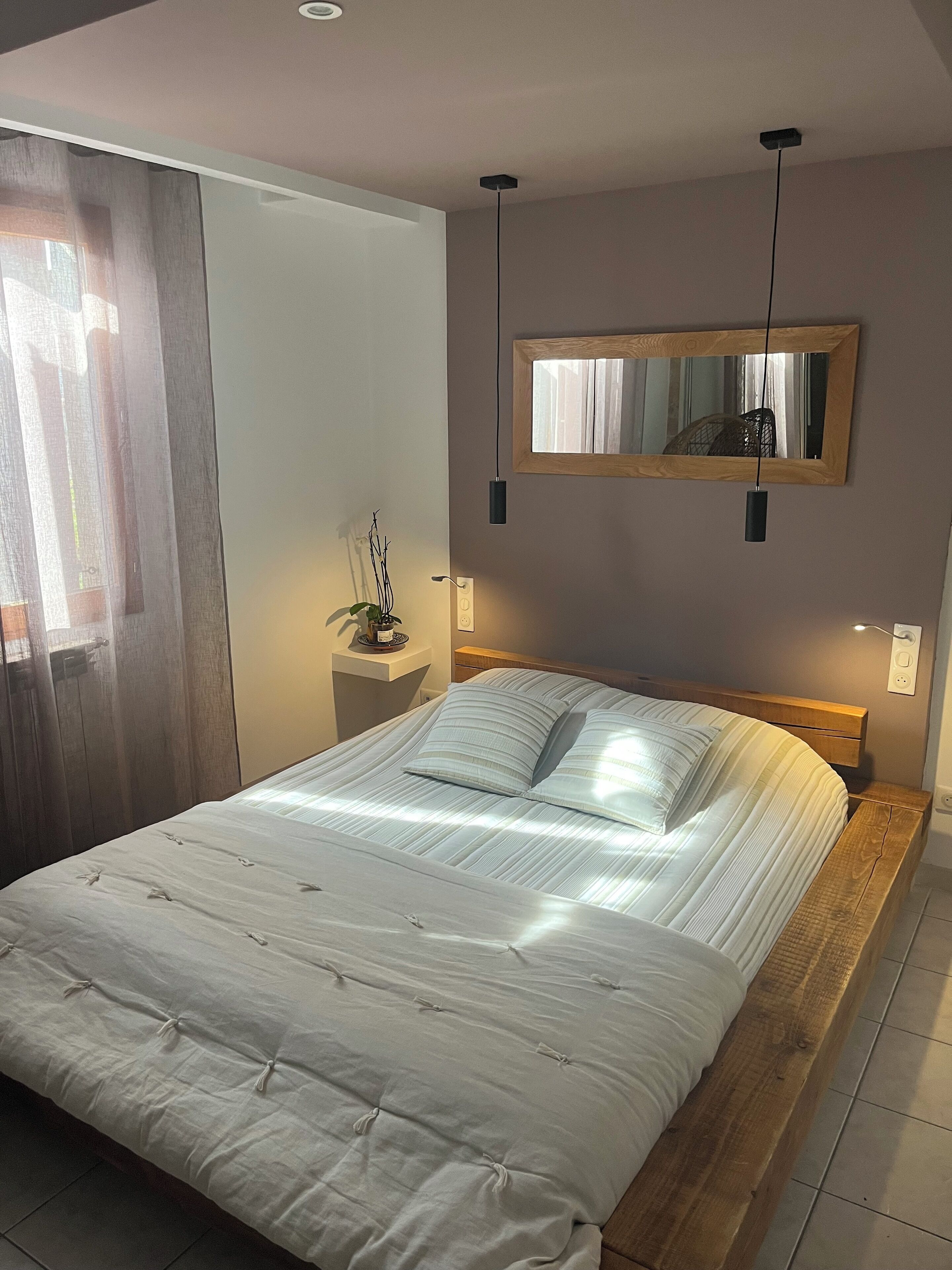 Tabla de planchar con plancha, wifi, ropa de cama