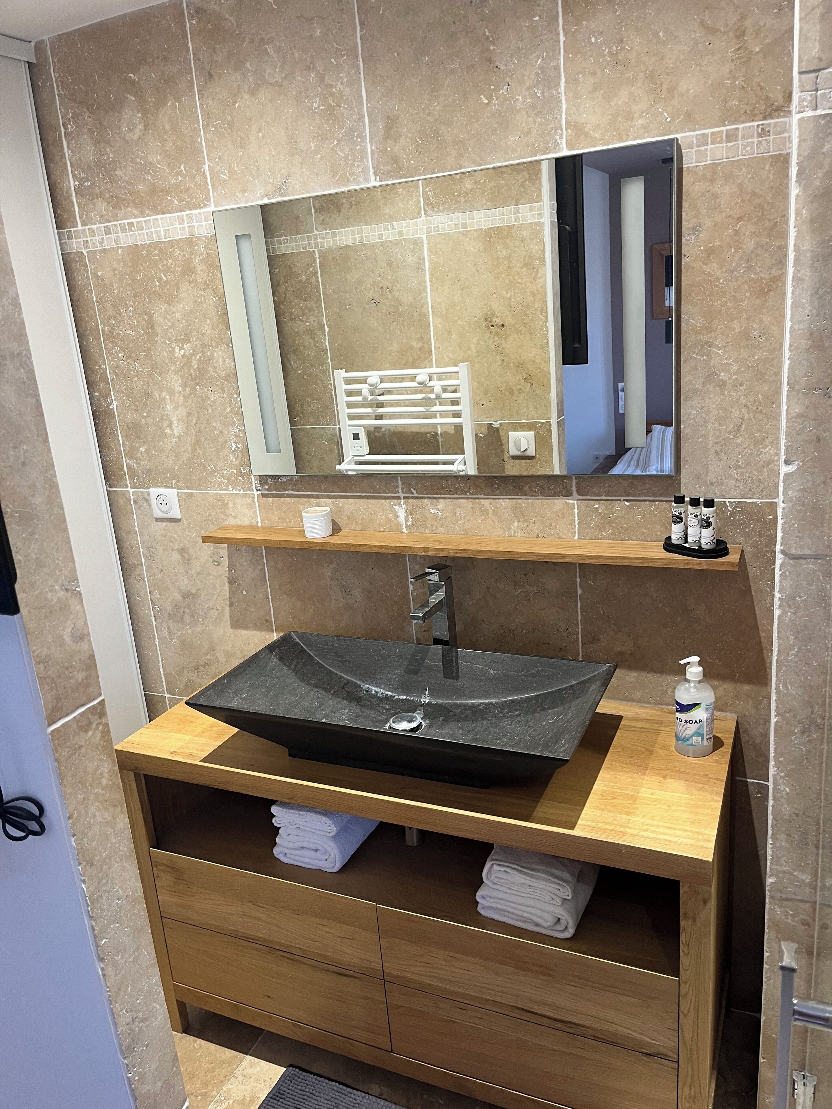 Secador de pelo, toallas, jabón y papel higiénico