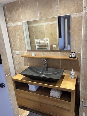 Assecador de cabells, tovalloles, sabó i paper higiènic 