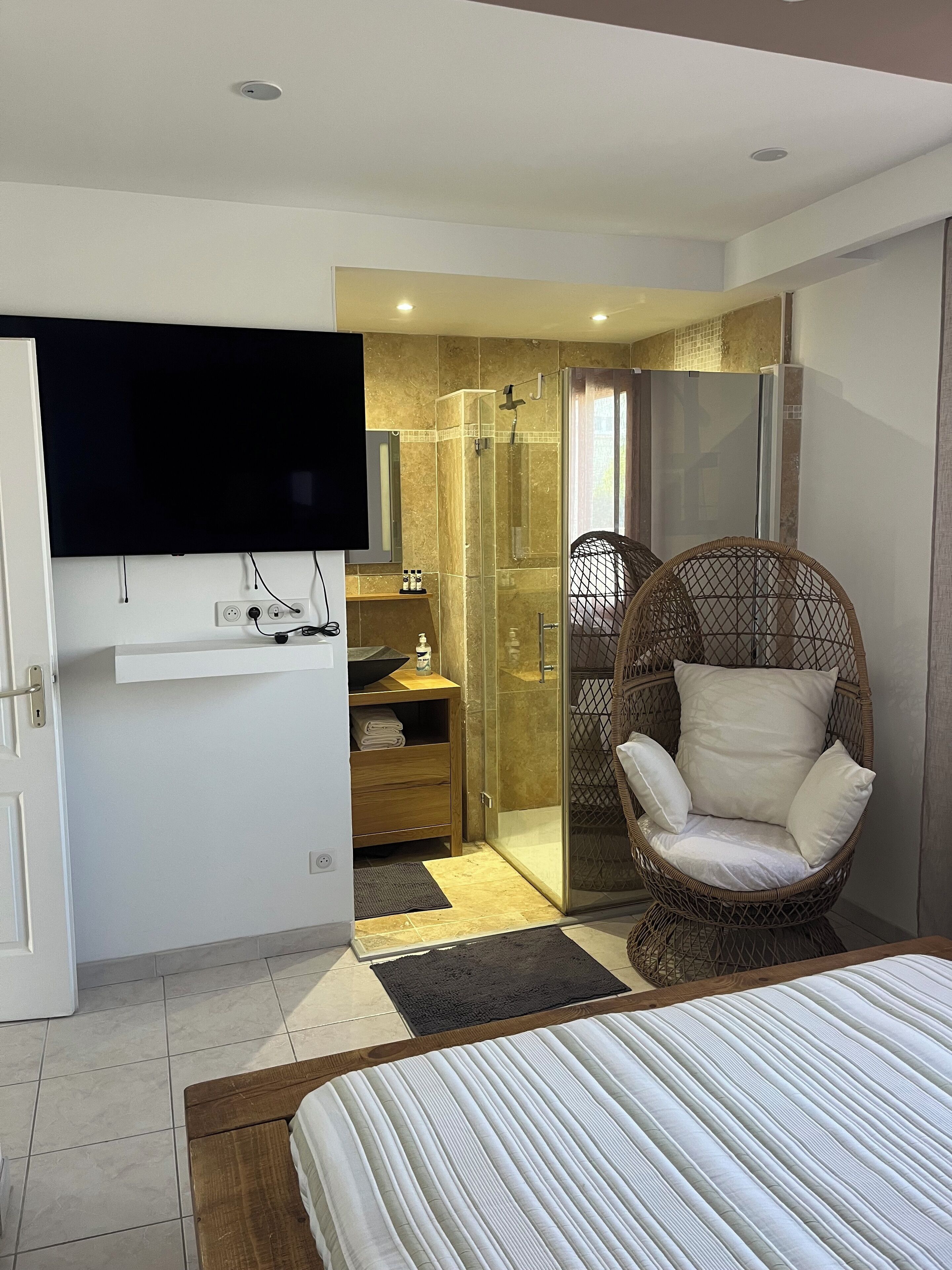 Tabla de planchar con plancha, wifi, ropa de cama