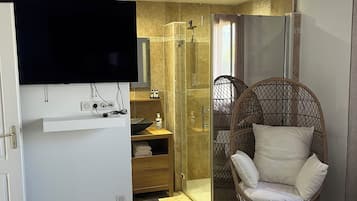 Een strijkplank/strijkijzer, wifi, beddengoed