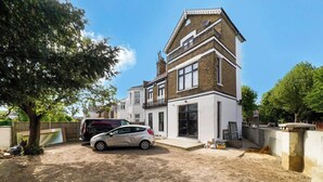 Exterior - 4BR w/ Jacuzzi, Garden & Parking (London)
