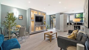 TV - 4BR w/ Jacuzzi, Garden & Parking (London)