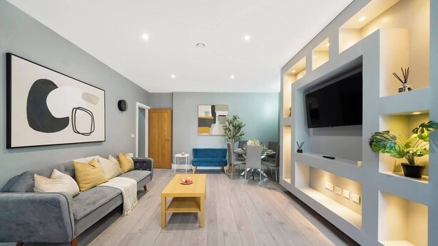 TV - 4BR w/ Jacuzzi, Garden & Parking (London)
