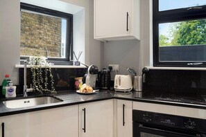 Fridge, microwave, oven, stovetop - 4BR w/ Jacuzzi, Garden & Parking (London)