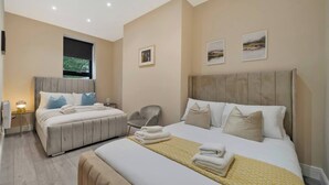4 bedrooms, desk, iron/ironing board, free WiFi - 4BR w/ Jacuzzi, Garden & Parking (London)