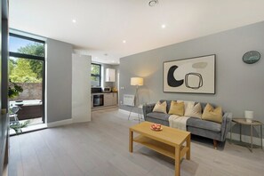TV - 4BR w/ Jacuzzi, Garden & Parking (London)
