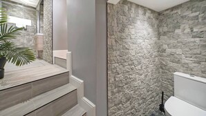 Hair dryer, towels, soap, toilet paper - 4BR w/ Jacuzzi, Garden & Parking (London)