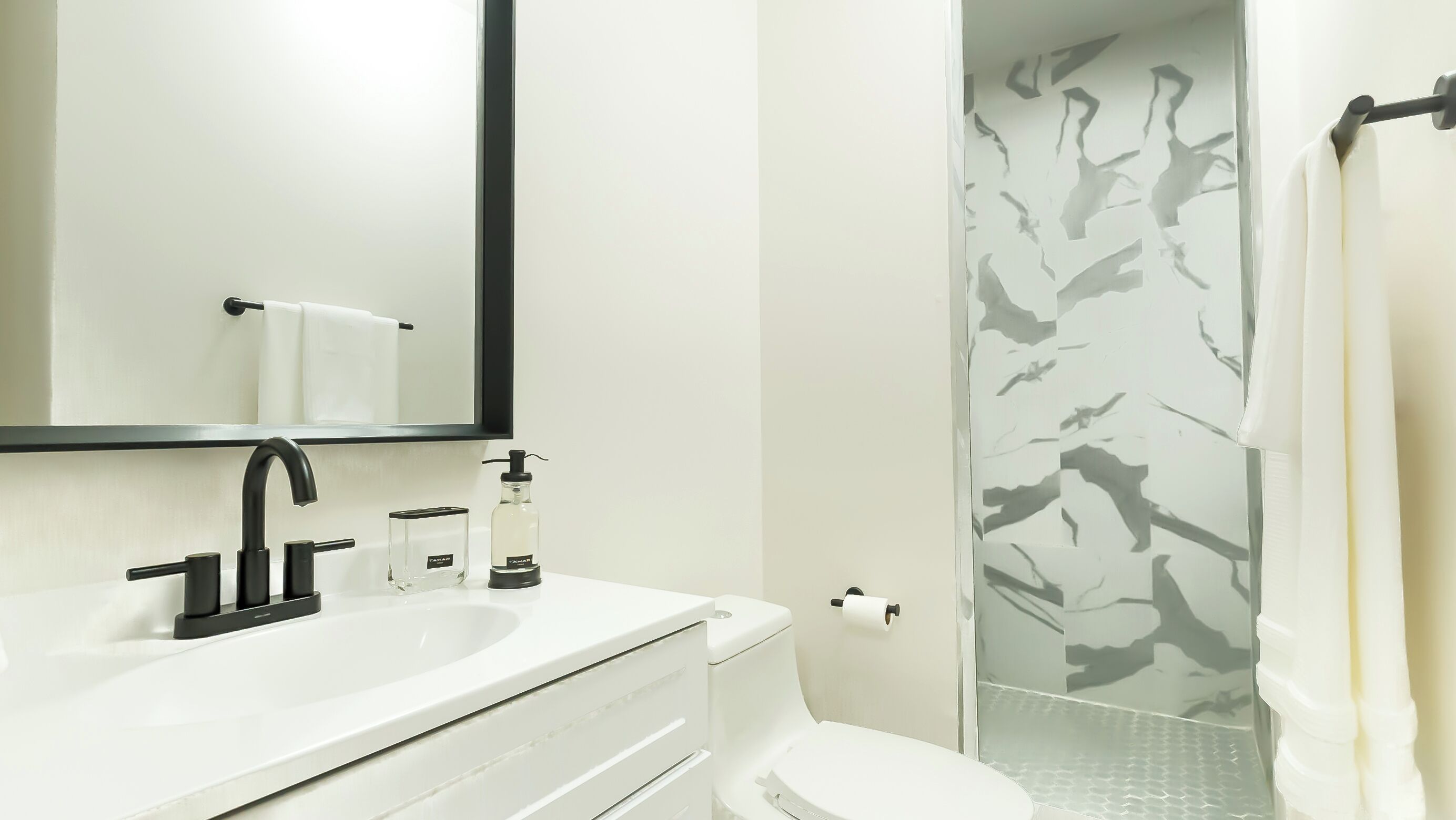 Dusche, Haartrockner, Handtücher, Seife