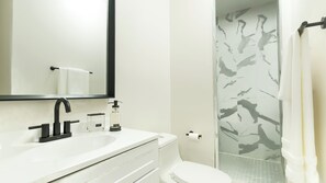 Dusche, Haartrockner, Handtücher, Seife